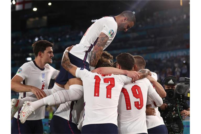 Englands Spieler bejubeln den Erfolg im Viertelfinale. Foto: Lars Baron/Pool Getty/dpa