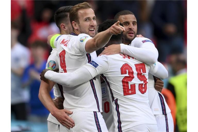 Englands Spieler um Harry Kane (l) jubeln nach dem Führungstreffer. Foto: Laurence Griffiths/Getty Pool/AP/dpa