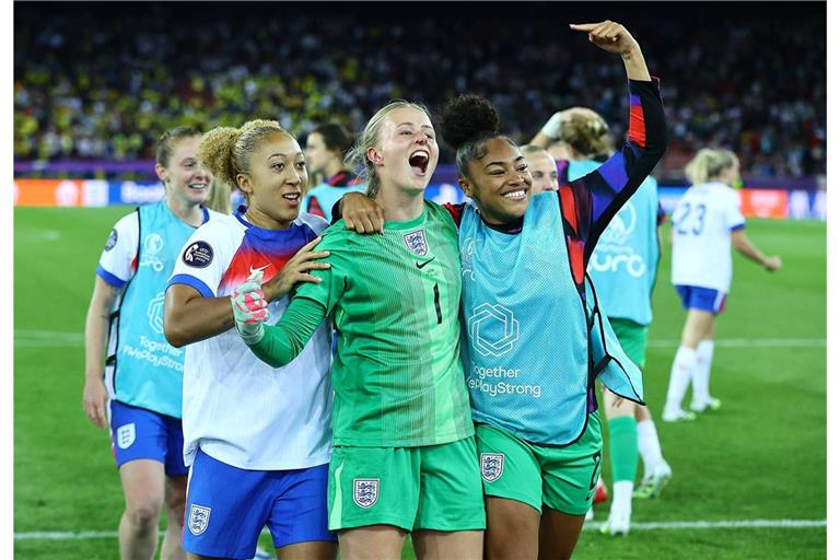 Englands Spielerin Hannah Hampton jubelt nach dem gewonnenen Elfmeterschießen.