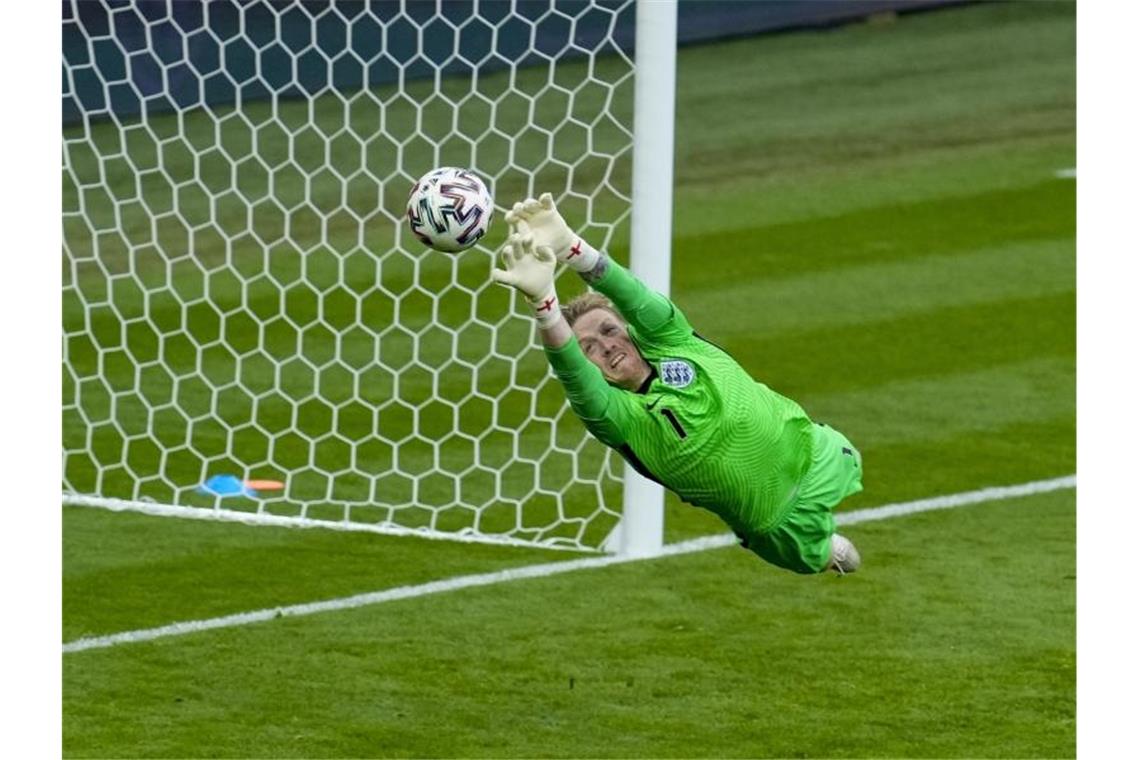England versöhnt Fans mit dem Gruppensieg Englands Torhüter Jordan Pickford pariert einen Schuss auf sein Tor. Foto: Matt Dunham/Pool AP/dpa
