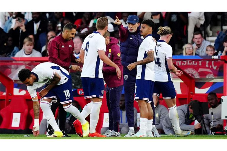 Englands Trainer Thomas Tuchel (M) konnte mit der Leistung seiner Spieler gegen das Team aus Senegal nicht zufrieden sein.