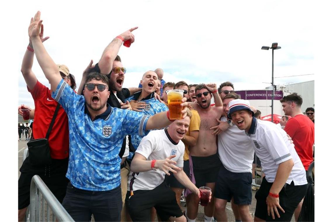 Englische Fans feiern bei einem Public Viewing in Manchester den Sieg ihrer Mannschaft. Foto: Bradley Collyer/PA Wire/dpa