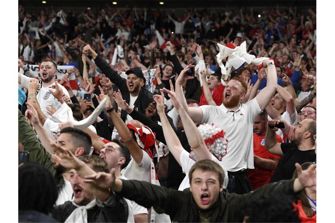 Englands Ex-Stürmer Shearer schwärmt von Wembley-Atmosphäre Englische Fans feiern im Wembley-Stadion. Foto: Andy Rain/Pool EPA/AP/dpa