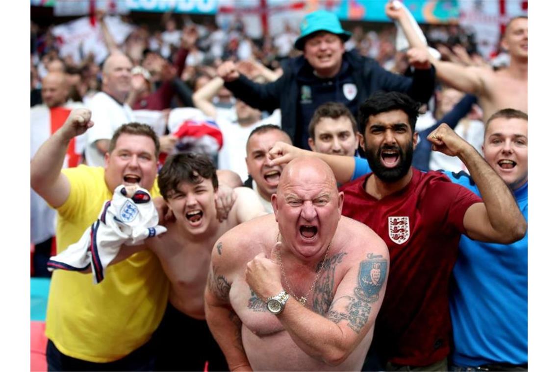 England siegt in Wembley: Party ohne Corona-Abstand Englische Fußballfans feiern den Sieg gegen Deutschland - Schulter an Schulter - im Wembley Stadion. Foto: Nick Potts/PA Wire/dpa