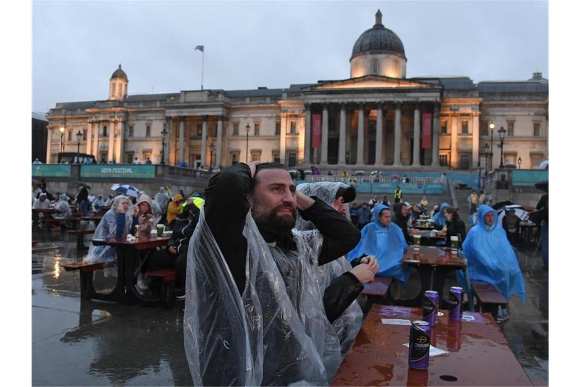 Englische Fußballfans reagieren am Trafalgar Square, während sie das Spiel verfolgen. Foto: Alberto Pezzali/AP/dpa