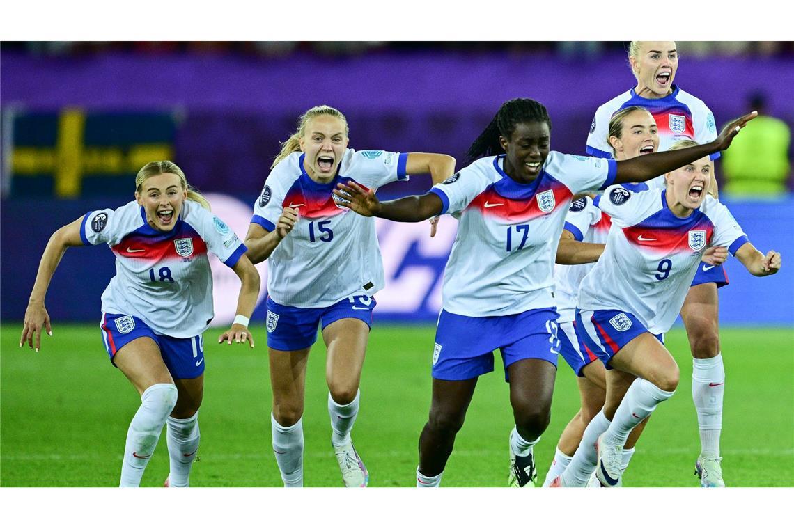 Englische Spielerinnen reagieren nach dem entscheidenden Elfmeter im Viertelfinale der EM gegen Schweden in der Schweiz.
