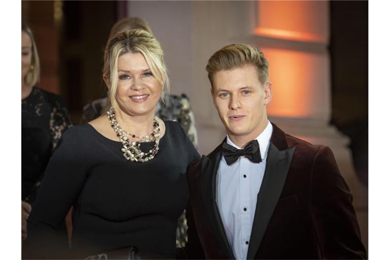 Engste Vertraute: Mick Schumacher und Mutte Corinna. Foto: Frank Rumpenhorst/dpa
