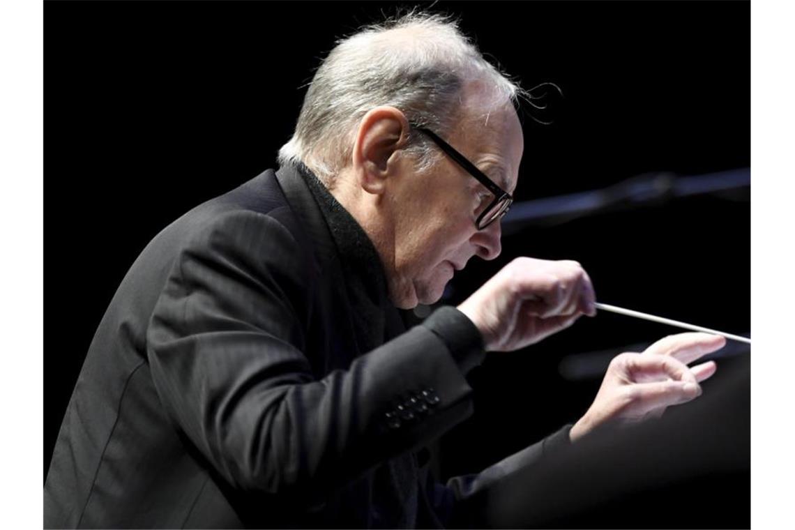 Ennio Morricone 2016 bei einem Konzert in Helsinki. Der Komponist starb im Alter von 91 Jahren. Foto: Heikki Saukkomaa/Lehtikuva/dpa