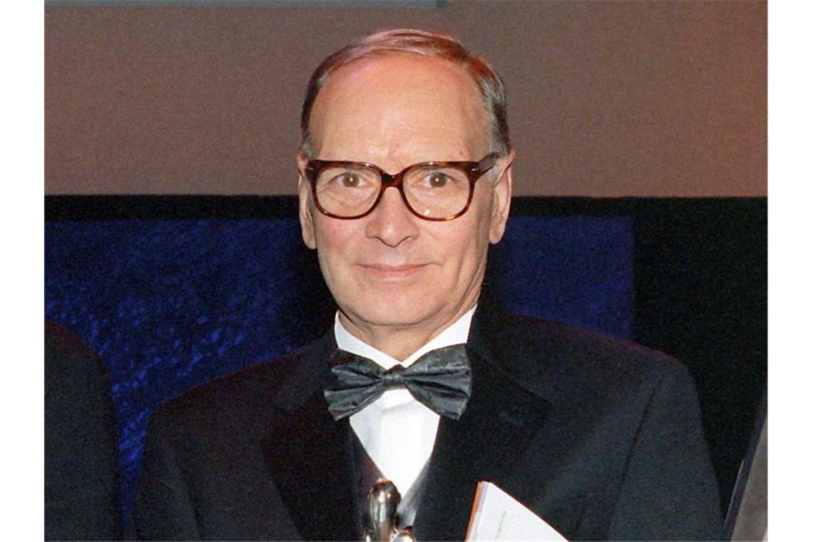 Filmkomponist Ennio Morricone gestorben Ennio Morricone bei der Verleihung des Europäischen Filmpreises 1999. Foto: Nestor Bachmann/Zentralbild/dpa