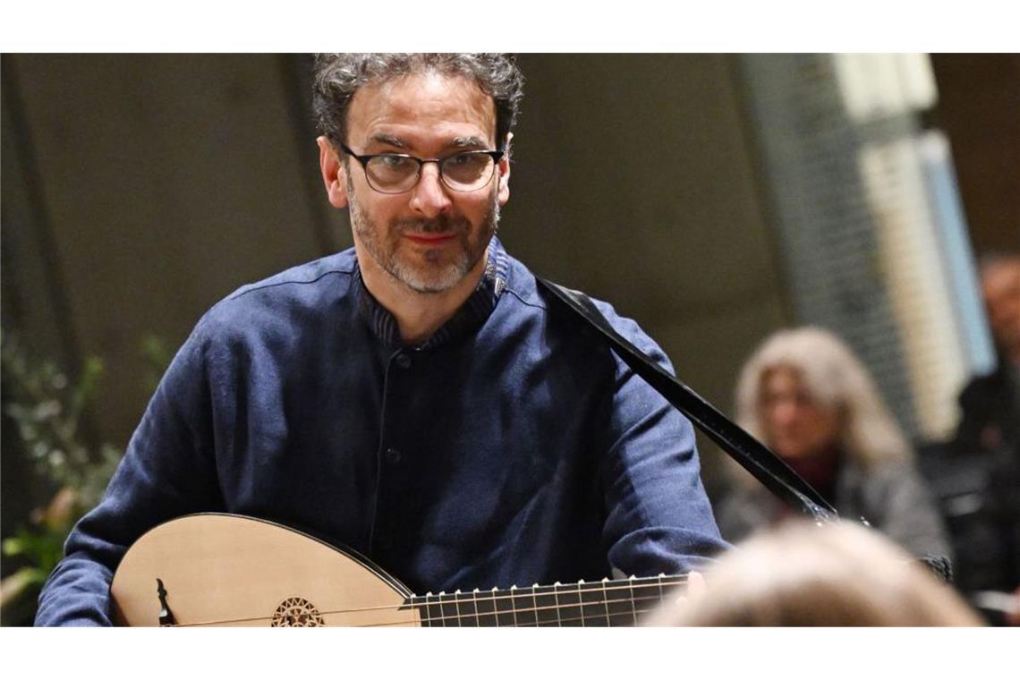Exportartikel Sarabande beim Bachfest Ensembleleiter Rubén Dubrovsky spielt selbst auch Laute.