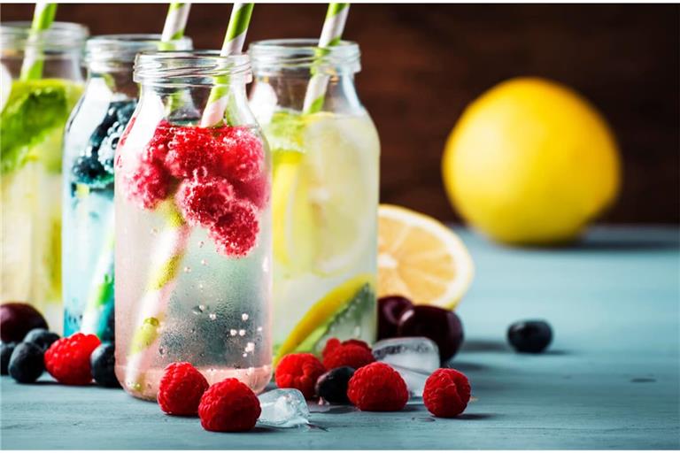 Entdecken Sie 15 erfrischende Rezepte und erfahren Sie, warum das gesunde Trend-Getränk eine leckere Alternative zu Limonaden und Säften ist.