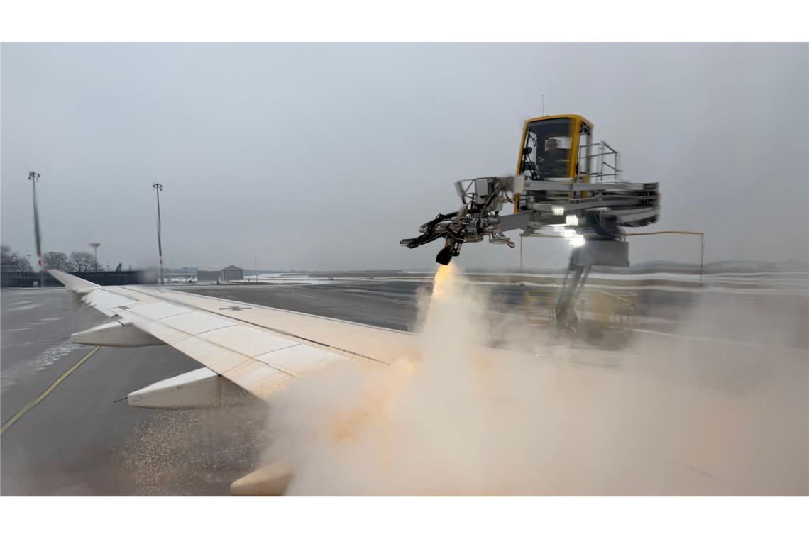 Enteisung am BER: Luftwaffen-Flugzeug wird für Abflug vorbereitet