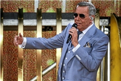Entertainer im feinen Zwirn: Roland Kaiser bei seinem Konzert in Aspach vor zwei Jahren. Am Samstag ist er erneut im Fautenhau zu Gast.Archivfoto: Alexander Becher