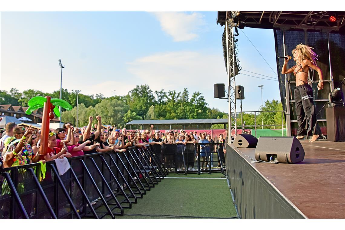 Entertainerin und Partyschlager-Sängerin Carolina Noeding heizt die Stimmung an....