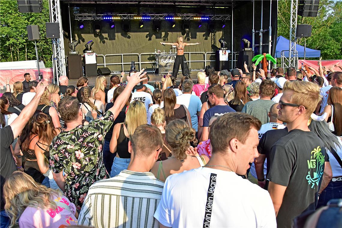 Entertainerin und Partyschlager-Sängerin Carolina Peukmann heizt die Stimmung an...