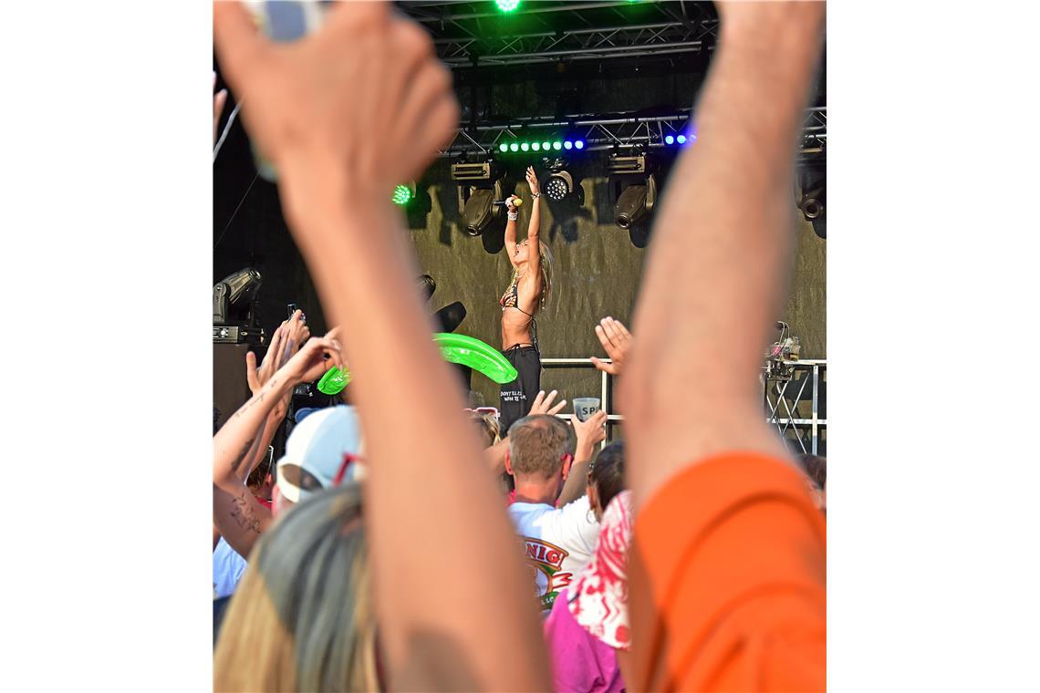 Entertainerin und Partyschlager-Sängerin Carolina Peukmann heizt die Stimmung an...
