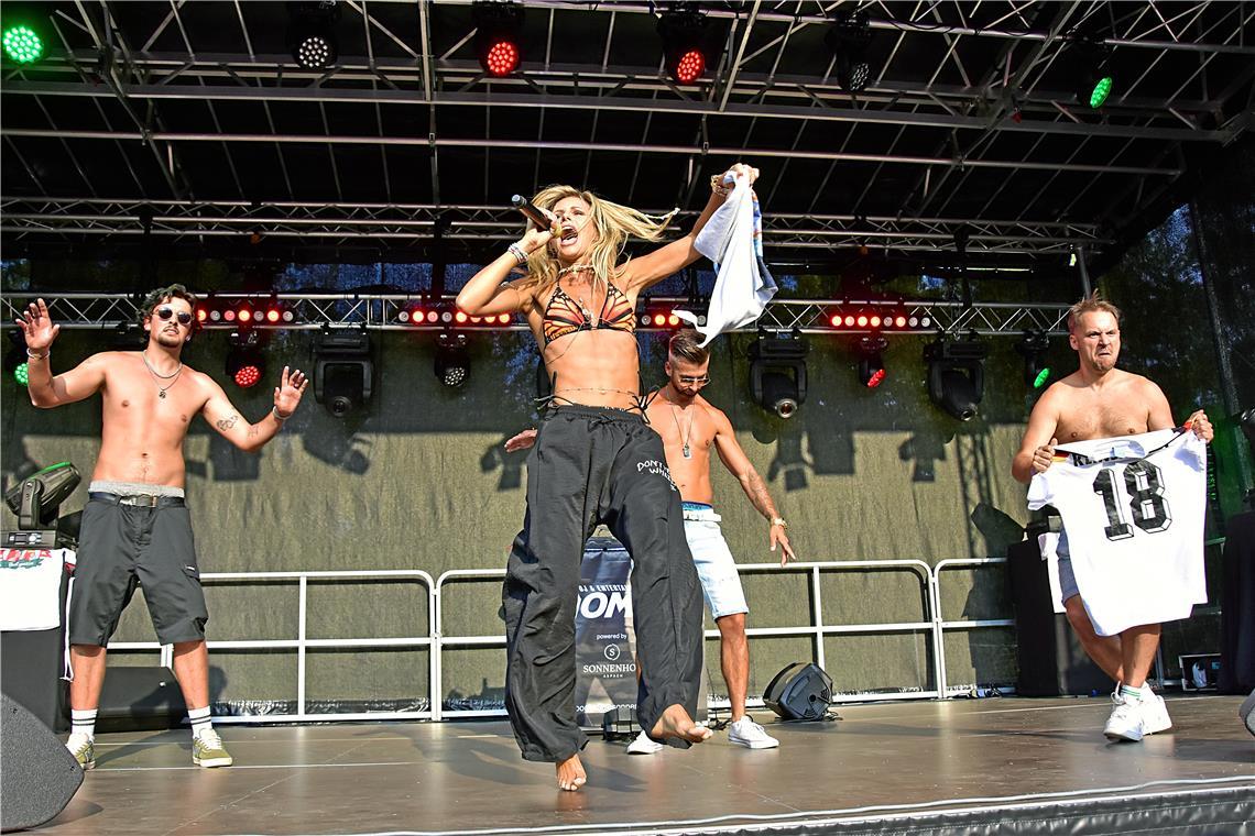 Entertainerin und Partyschlager-Sängerin Carolina Peukmann lässt die Männer auf ...