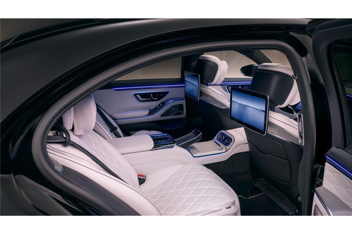 Entertainment oder Business, auch auf den hinteren Plätzen: Videoanrufe per Teams? In der neuen S-Klasse kein Problem.