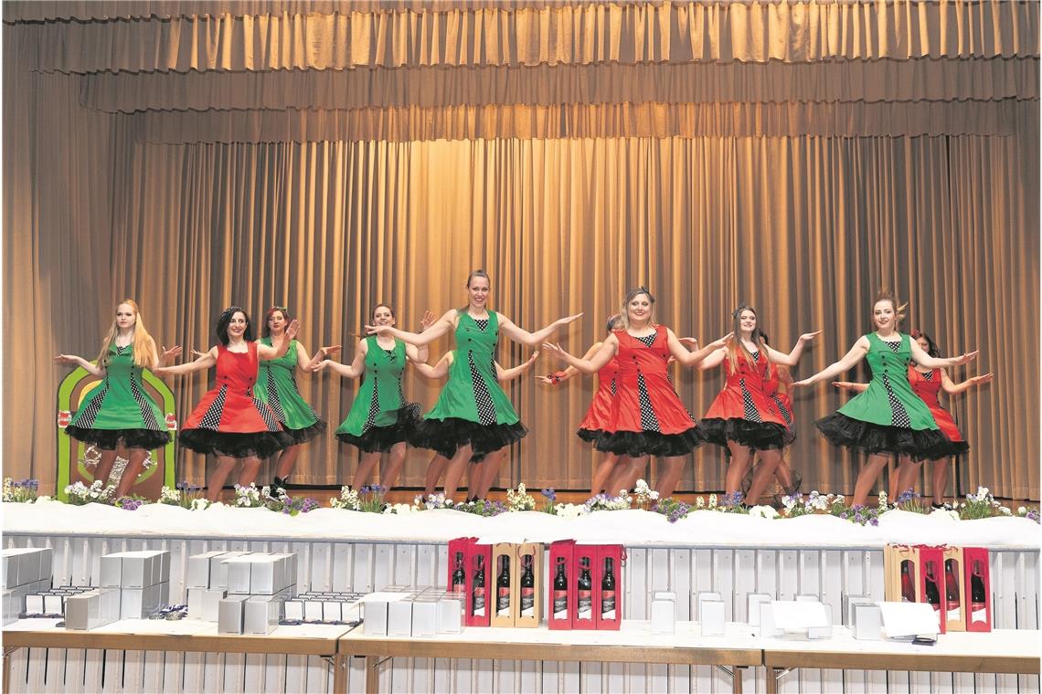 Entführten die Gäste mit Charleston- und Rock-’n’-Roll-Tänzen auf eine musikalische Zeitreise ins letzte Jahrhundert: Die Rote Garde des Sulzbacher Carnevalsvereins in roten und grünen Petticoats.