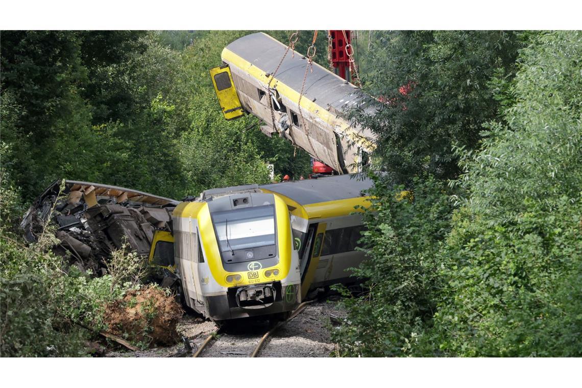 Entgleister Regionalzug wird geborgen