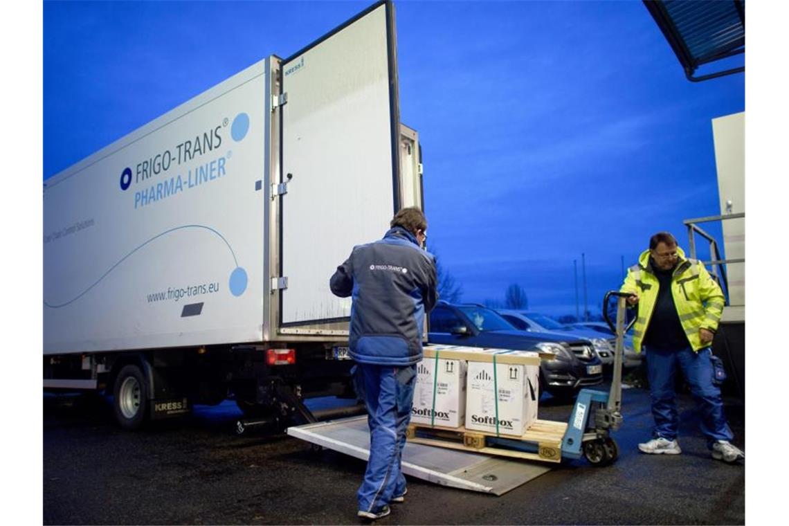 Entladung eines Kühllastwagens mit Impfdosen von Biontech/Pfizer in einem Logistikzentrum. Foto: Klaus-Dietmar Gabbert/dpa-Zentralbild/dpa