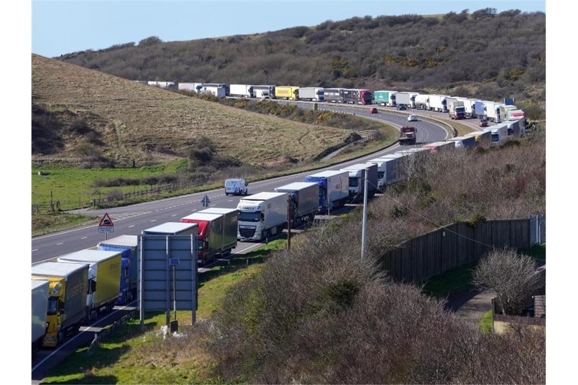 Lkw-Staus und Frust: Chaos bei britischem Fähranbieter P&O Entlang der A20 zum Hafen von Dover stauen sich die Lastwagen. Der Fähranbieter P&O Ferries, der unter anderem die Strecken von Dover nach Calais und von Hull nach Rotterdam betreibt, entlässt wegen finanzieller Schwierigkeiten seine Crews mit 800 Beschäftigten. Foto: Gareth Fuller/PA Wire/dpa