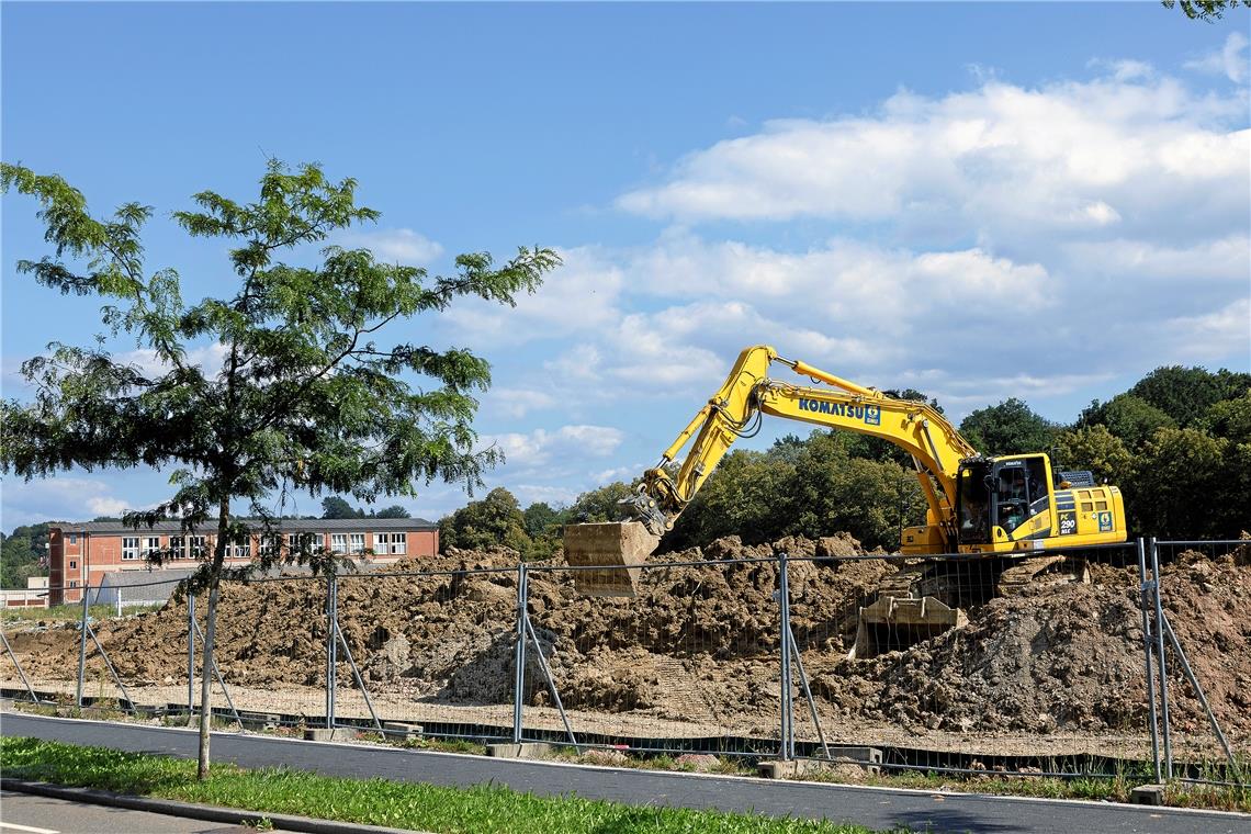 Entlang der Gartenstraße wird die oberste Schicht des künftigen Baugebiets Obere Walke auf Altlasten untersucht. Foto: J. Fiedler