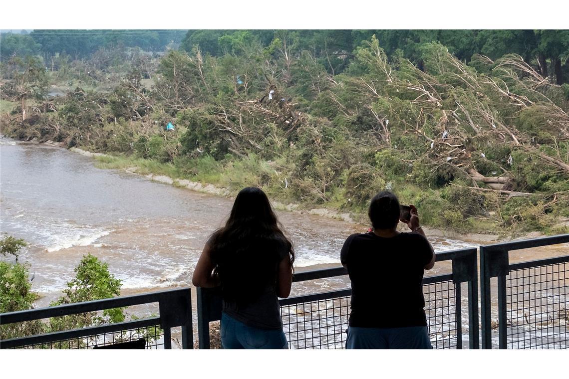 Flutkatastrophe in Texas: mehr Tote und Warnungen Entlang des Guadalupe Rivers werden erhebliche Schäden sichtbar.