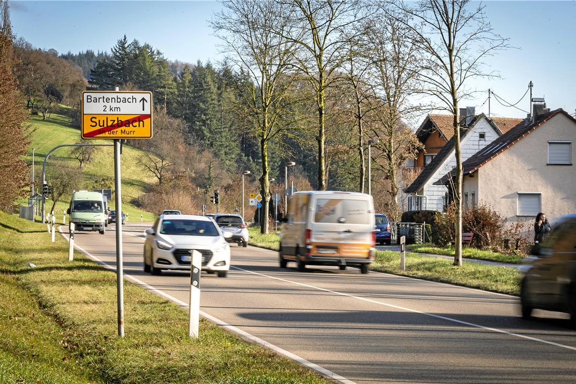 Entlang von Landes- und Bundesstraßen wie in diesem Fall in Sulzbach können Fördermittel für die (private) Lärmsanierung beantragt werden, sofern die Gebäude vor 1974 errichtet wurden und die Lärmpegel über 66 dB(A) am Tag oder 56 dB(A) nachts liegen. Foto: Alexander Becher