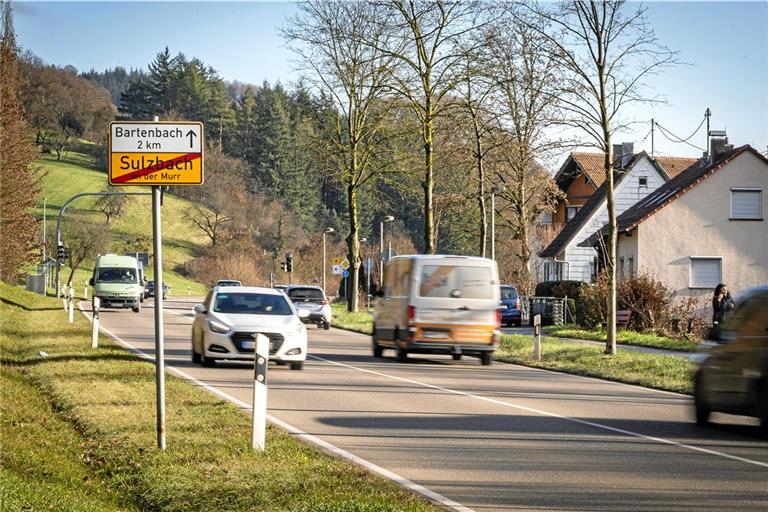 Entlang von Landes- und Bundesstraßen wie in diesem Fall in Sulzbach können Fördermittel für die (private) Lärmsanierung beantragt werden, sofern die Gebäude vor 1974 errichtet wurden und die Lärmpegel über 66 dB(A) am Tag oder 56 dB(A) nachts liegen. Foto: Alexander Becher