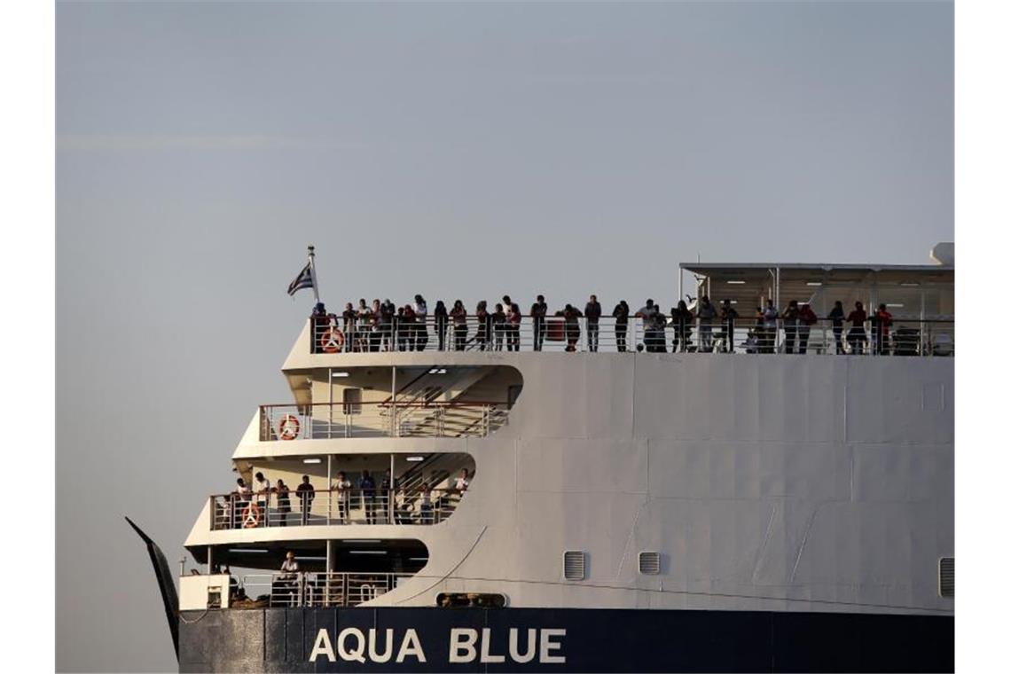 Entlastung für die Inseln: Migranten aus den überfüllten Flüchtlingslagern erreichen auf dem Schiff „Aqua Blue“ den Hafen von Thessaloniki. Foto: Giannis Papanikos/AP/dpa