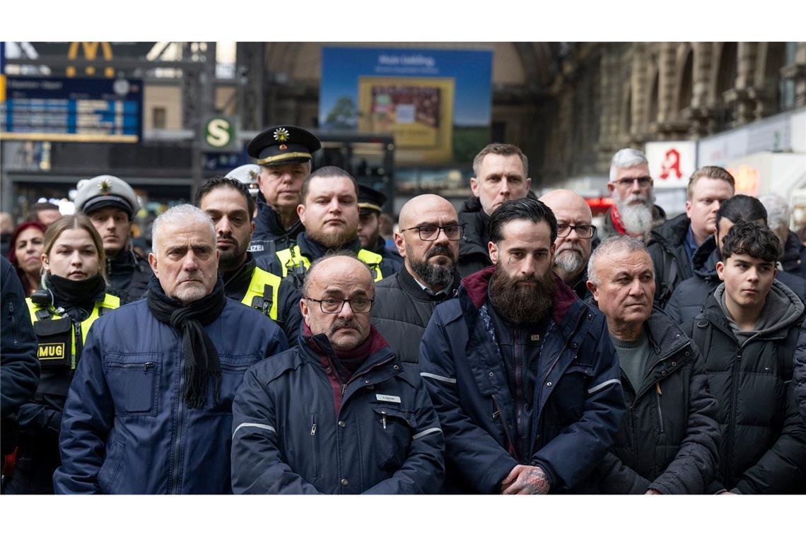 Entsetzt sind Kollegen, Polizisten und Reisende vom Tod eines Zugbegleiters nach einem Angriff.