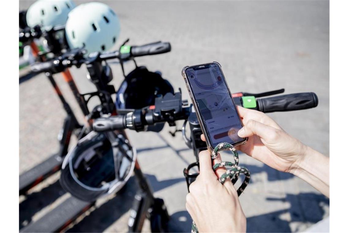 Tausende E-Tretroller werden in deutschen Städten verliehen Entsperren per Smartphone: E-Tretroller lassen sich sehr einfach ausleihen. Foto: Christoph Soeder