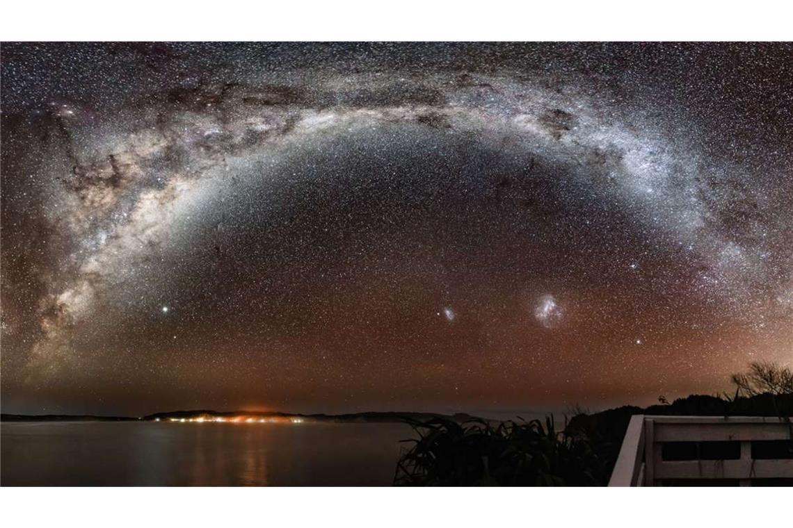 Liegt unsere Galaxie inmitten einer großen kosmischen Leere? Entsprechend ihrer Form als flache Scheibe, die aus Hunderten von Milliarden Sternen besteht, ist die Milchstraße von der Erde aus als bandförmige Aufhellung am Nachthimmel sichtbar, die sich über 360 Grad auf der Himmelskugel erstreckt.