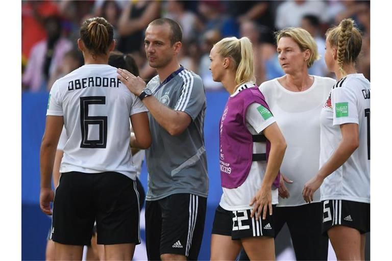 Enttäuscht: Deutschlands Fußballfrauen nach dem WM-Aus in Frankreich. Foto: Sebastian Gollnow