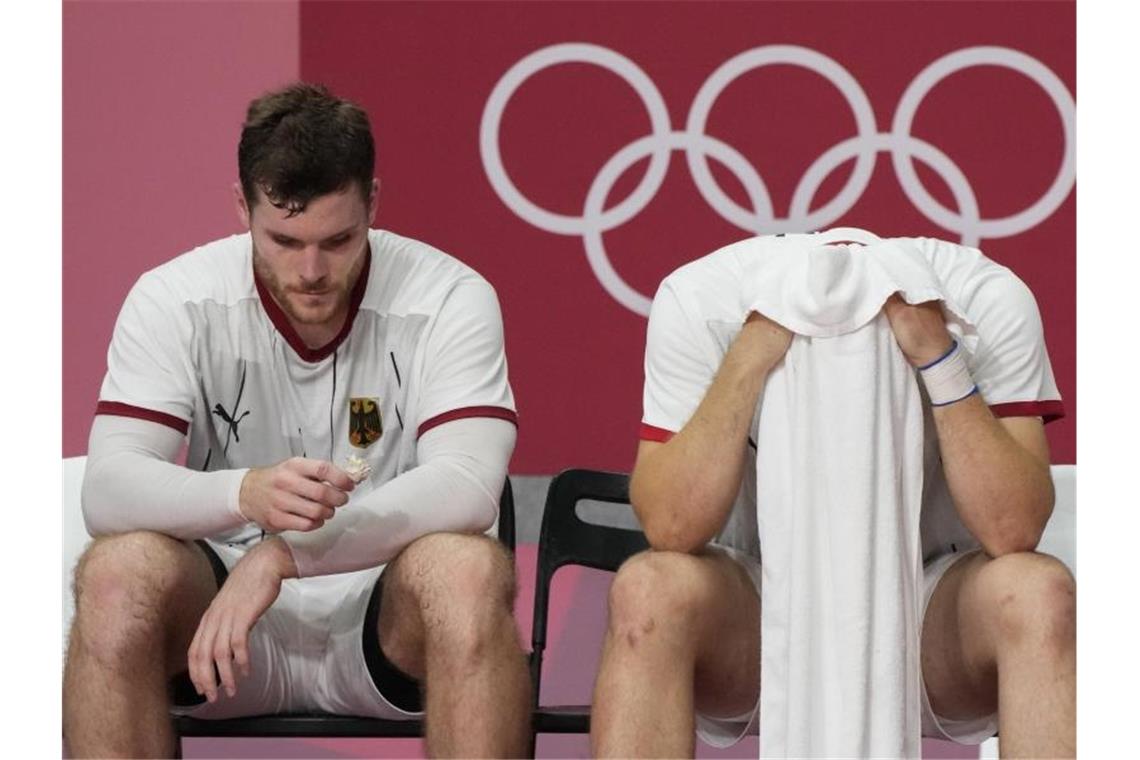 Enttäuscht: Deutschlands Handballer Johannes Golla (l) und Paul Drux nach der Niederlage gegen Ägypten. Foto: Sergei Grits/AP/dpa