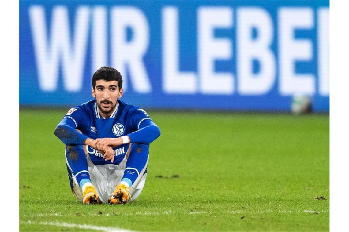 Enttäuscht sitzt Schalkes Nassim Boujellab nach der Partie auf dem Platz. S04 beendet die Hinrunde auf dem letzten Platz. Foto: Marius Becker/dpa