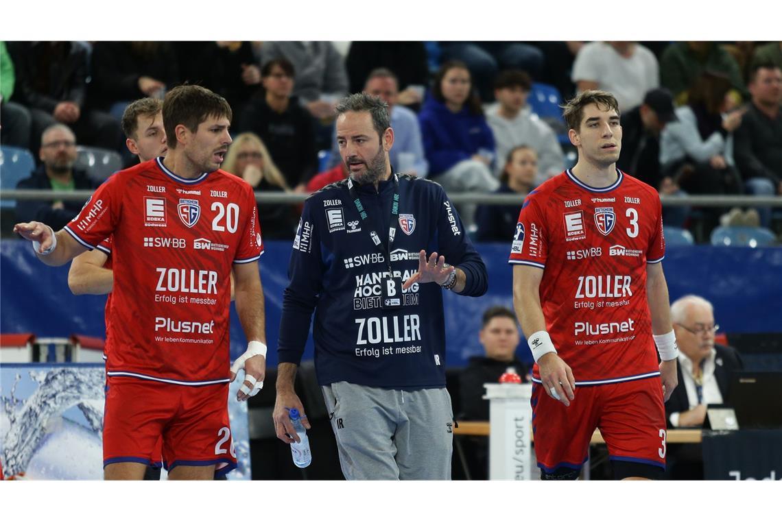 Warten auf ersten Heimsieg geht weiter Enttäuschte Bietigheimer: Paco Barthe, Trainer Iker Romero, Nikola Vlahovic (v.li.)