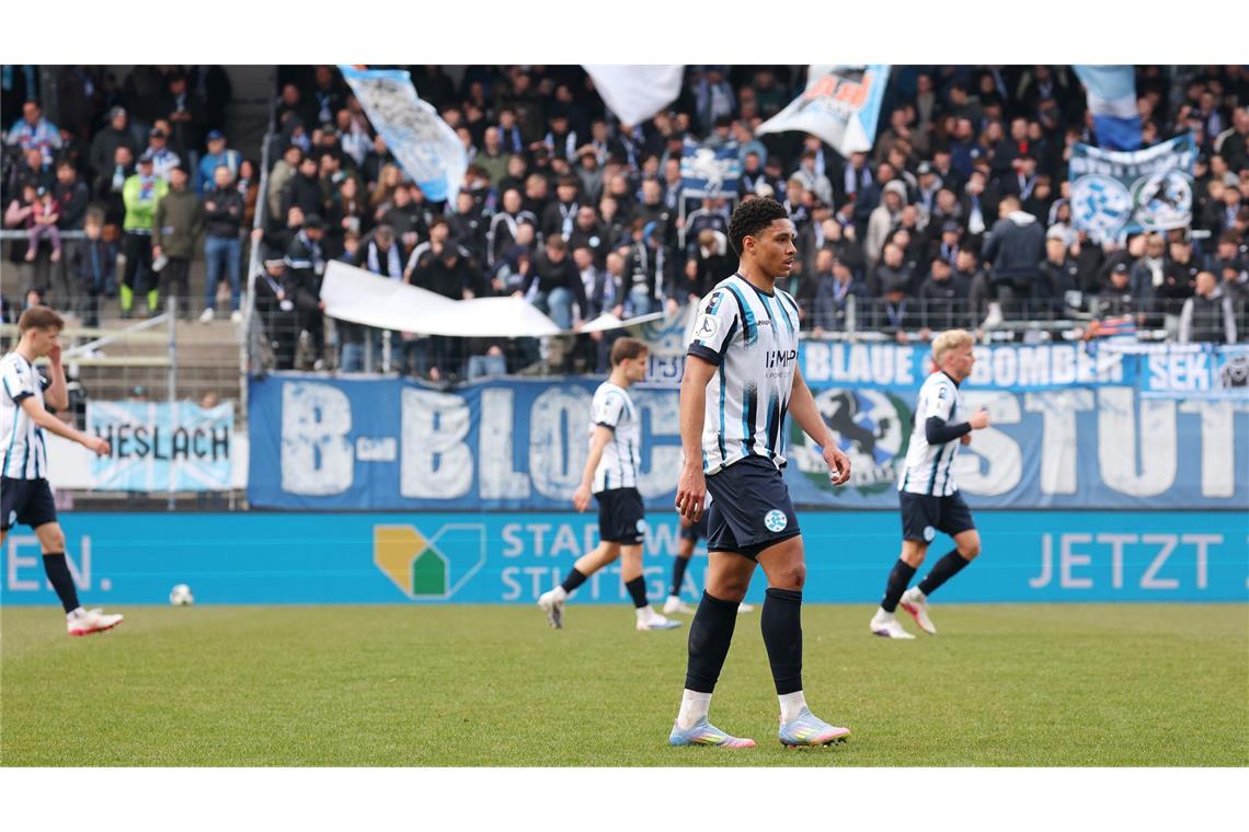 Enttäuschte Kickers-Spieler nach der ersten Niederlage  2026.