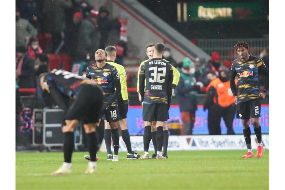 Leipzig in der Krise: RB-Bosse beraten über Marsch Enttäuschte Leipziger: Die RB-Profis nach der Niederlage bei Union Berlin. Foto: Andreas Gora/dpa