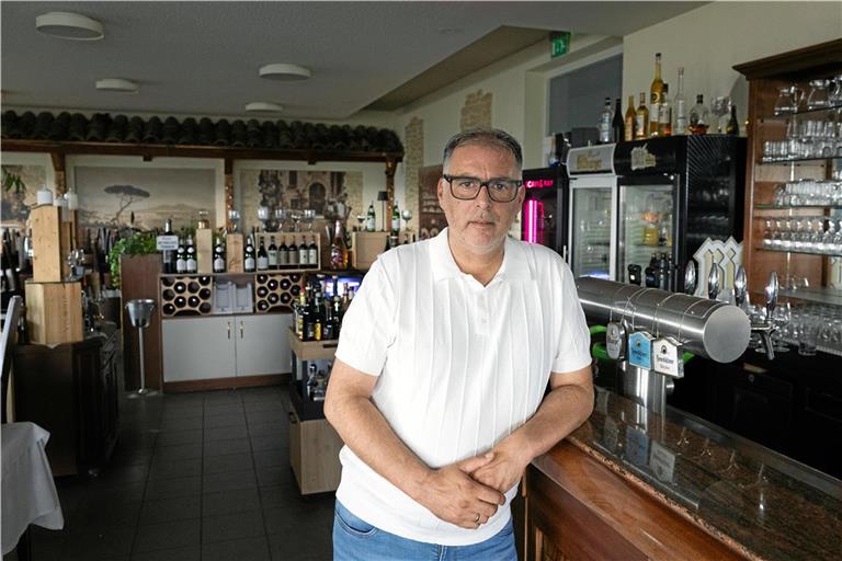 Enttäuschung bei Natale Mannara: Weil sich die Bauzeit für die neue Brücke über die B14 verdoppelt hat, musste der Wirt des italienischen Restaurants Santa Lucia jetzt Insolvenz anmelden. Foto: Alexander Becher