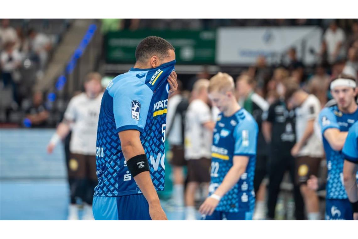 Enttäuschung bei Philipp Ahouansou: DerTVB-Rückraumspieler warf sechs Tore, half im Innenblock aus&nbsp;– musste in Kassel dennoch eine Niederalge einstecken.