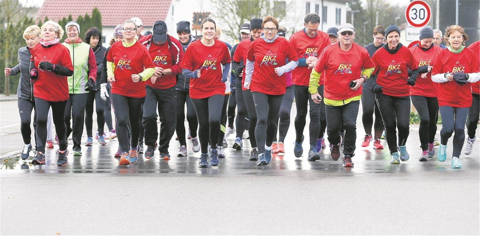 Lange genug die Beine hochgelegt Entwickelte sich in den vergangenen Jahren stets zu einem eingeschworenen Haufen: Die Laufend-BKZ-Gruppe, die bei Wind und Wetter unterwegs ist. Im September geht’s wieder los.Foto: A. Becher