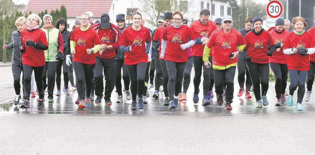 Entwickelte sich in den vergangenen Jahren stets zu einem eingeschworenen Haufen: Die Laufend-BKZ-Gruppe, die bei Wind und Wetter unterwegs ist. Im September geht’s wieder los.Foto: A. Becher