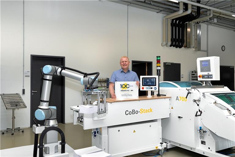 Entwicklungsleiter Sebastian König freut sich über die Auszeichnung für den Cobo-Stack: Der Roboter greift einen Papierstapel vom Band und platziert diesen exakt an der richtigen Stelle auf der Palette. Foto: J. Fiedler
