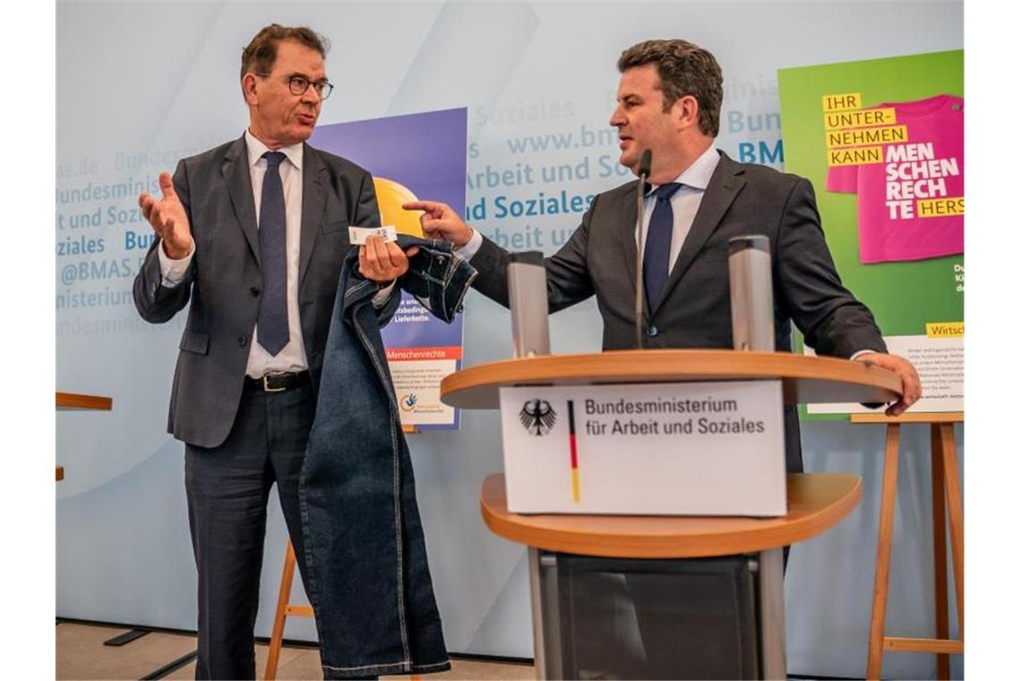 Entwicklungsminister Gerd Müller (l) und Sozialminister Hubertus Heil machen sich für ein Lieferkettengesetz stark. Wirtschaftsverbände warnen dagegen. Foto: Michael Kappeler/dpa