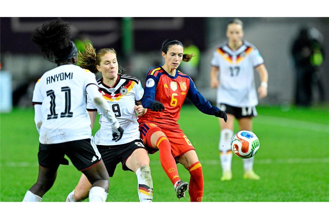 Entzaubert: Spaniens Weltfußballerin Aitana Bonmatí (in Rot).