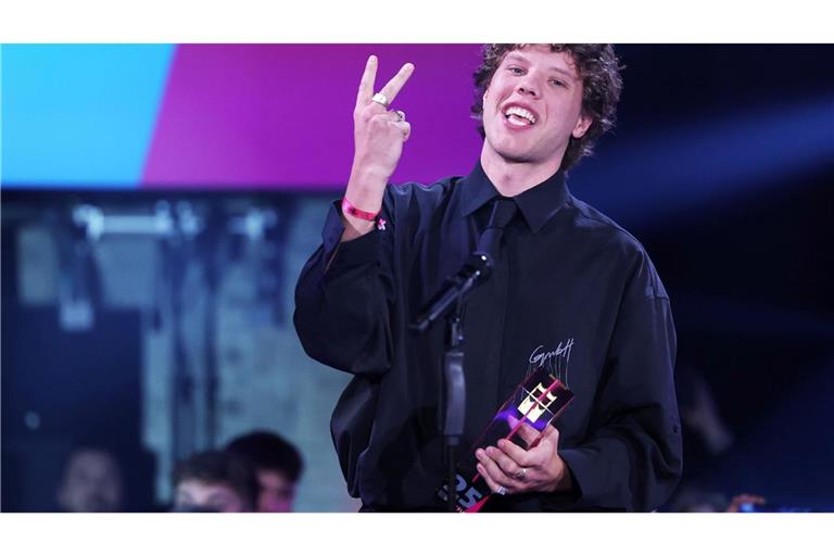 Er glaubt es selbst kaum: Sänger Zartmann hat gleich zwei Kronen gewonnen.