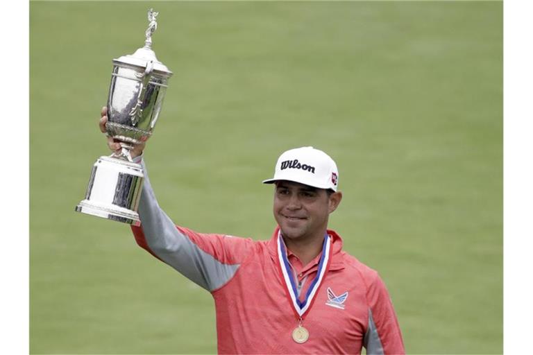 Er hat die Trophäe: US-Open-Champion Gary Woodland jubelt nach dem Gewinn seines ersten Major-Titels. Foto: Marcio Jose Sanchez/AP