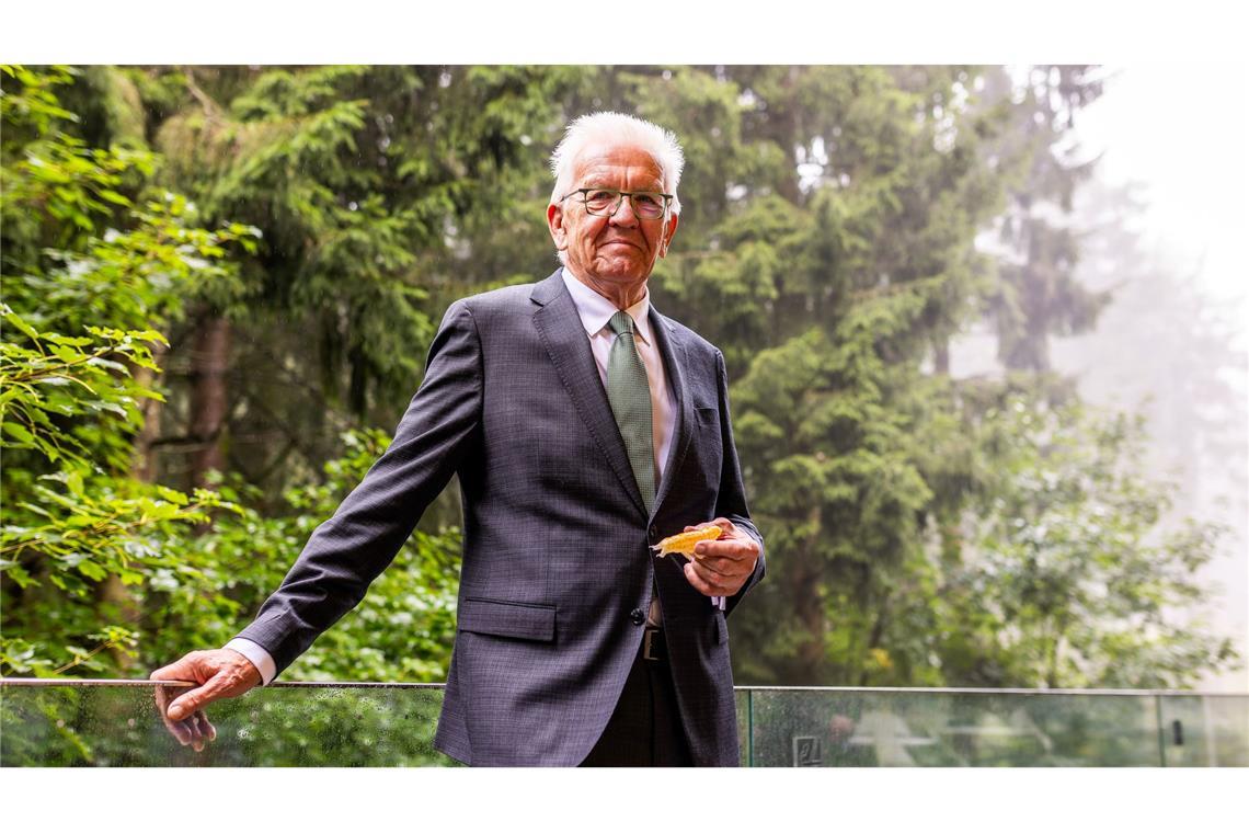 Er hat es in der Hand - Namensgeber Kretschmann mit Bärtierchen-Modell von "Ramazzottius kretschmanni".
